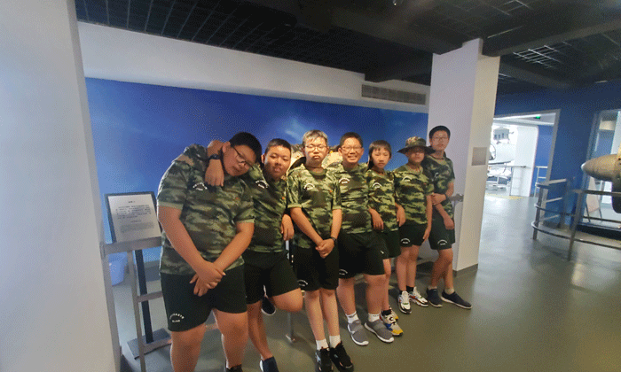 一起走進(jìn)中國空軍