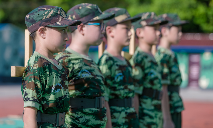 背十字架，站軍姿