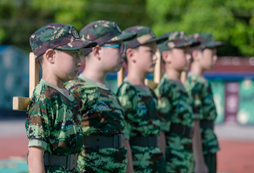 背十字架，站軍姿