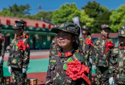 結(jié)營(yíng)儀式，戴紅花