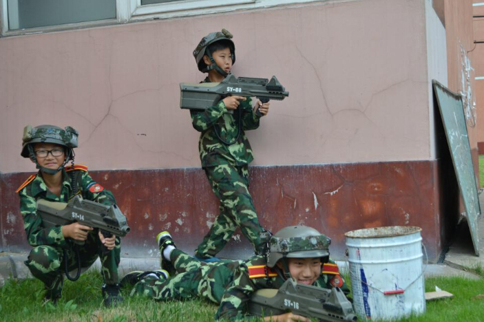 參加121軍事夏令營磨煉木蘭精神