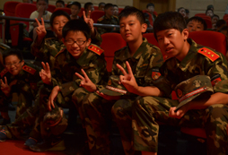 １２１軍事夏令營讓孩子全方位體驗(yàn)軍營生活