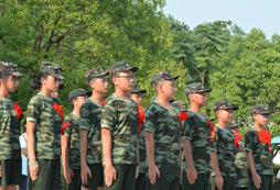 上海121軍事夏令營(yíng)開展中小學(xué)生叢林冒險(xiǎn)之旅