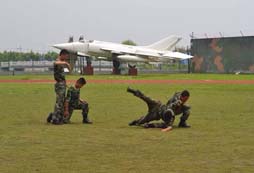 中國121軍事夏令營(yíng)帶你走進(jìn)軍營(yíng)