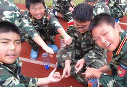 121軍事夏令營(yíng)培養(yǎng)孩子勤儉節(jié)約