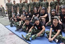 中國121軍事夏令營(yíng)讓孩子像軍人一樣