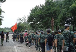 121軍事夏令營(yíng)鍛煉孩子的品質(zhì)