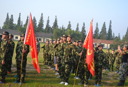 121軍事夏令營(yíng)教你學(xué)會(huì)站軍姿