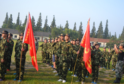 中國(guó)121軍事夏令營(yíng)幫助孩子們快速成長(zhǎng)起來(lái)