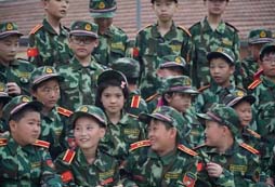 中國(guó)121軍事夏令營(yíng)提升孩子素養(yǎng)
