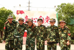 121軍事夏令營(yíng)讓孩子體驗(yàn)精彩獨(dú)立生活