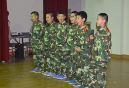 121軍事夏令營(yíng)幫助孩子獨(dú)立生活
