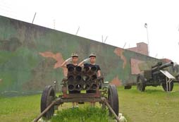 121軍事夏令營(yíng)帶給孩子愉快的暑假