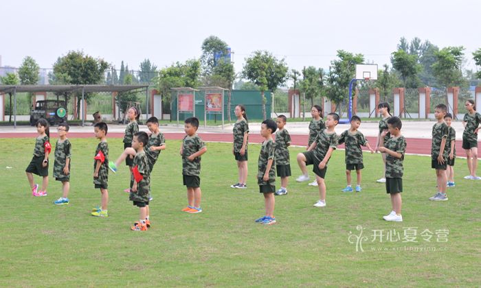 在軍事夏令營(yíng)的生活