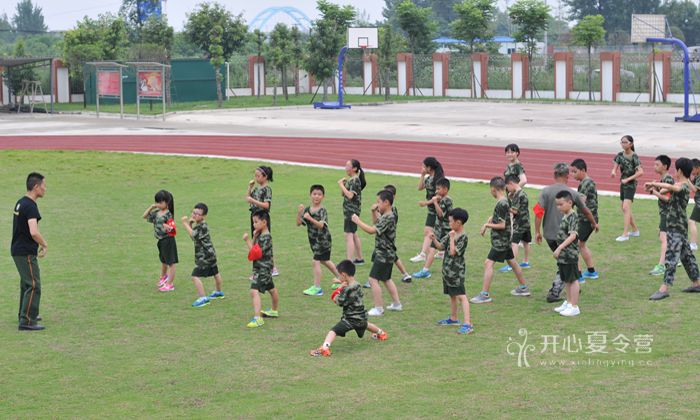 在軍事夏令營(yíng)的生活