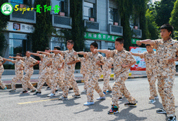 練拳，強(qiáng)身健體