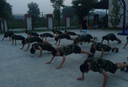 剛強的軍人氣質