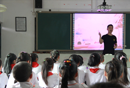 夏營長給同學(xué)們上英語課啦！