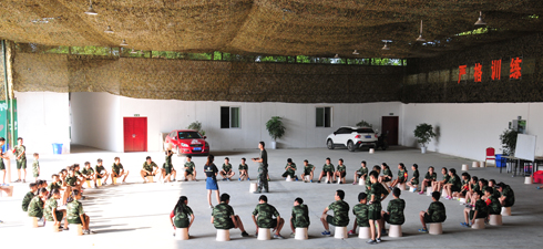 帶每一位小朋友積極參與夏令營(yíng)的互動(dòng)