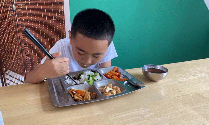 乖乖吃飯，長身體