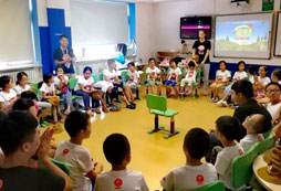 圍在一起做游戲