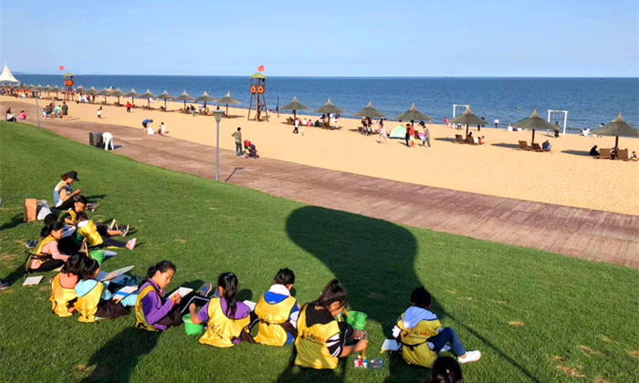 在海邊旁邊排排坐