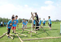 一起合作搭建建筑
