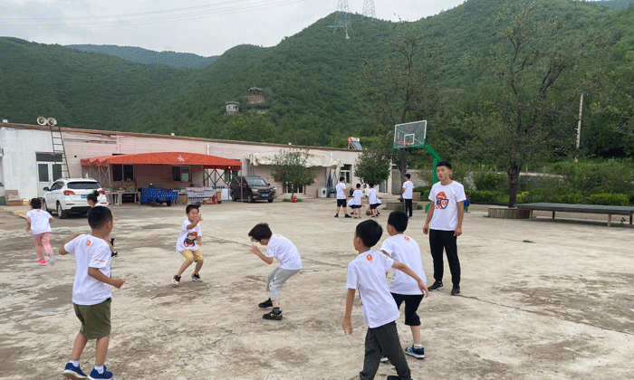 孩子們一起嬉戲