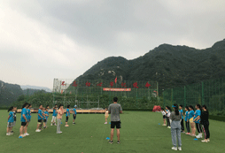 操場(chǎng)嬉戲