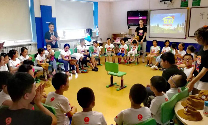 圍在一起做游戲