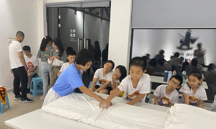 學(xué)習(xí)疊被子疊成豆腐塊