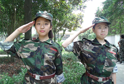 宿州小學(xué)生夏令營(yíng)感受軍人鐵血精神