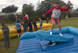 為何要將營地選擇在藍帶學校？