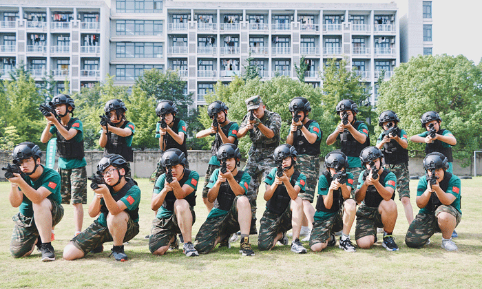 安徽軍事夏令營讓孩子受到挫折不再害怕！.gif
