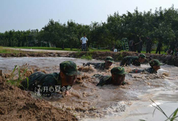 參加安徽軍事夏令營讓孩子挑戰(zhàn)極限