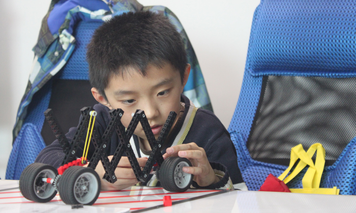 認(rèn)真制作的少年