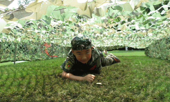 爬過草地
