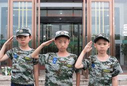 站軍姿，敬禮