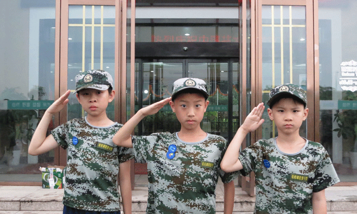 站軍姿，敬禮