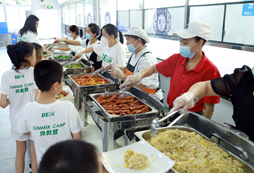 排隊打飯