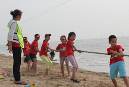 參加“沙灘城堡”海濱拓展夏令營體驗別樣的夏天