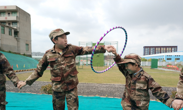 北京軍事興安嶺營中孩子們在訓(xùn)練 