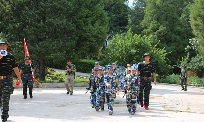 六歲小孩適于參加軍事夏令營嗎