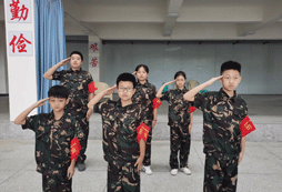 站軍姿，敬軍禮！