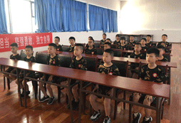 課堂紀律嚴明，同學們認真聽講