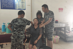 上能扛槍保衛(wèi)祖國，下能為父母按摩，照顧父母