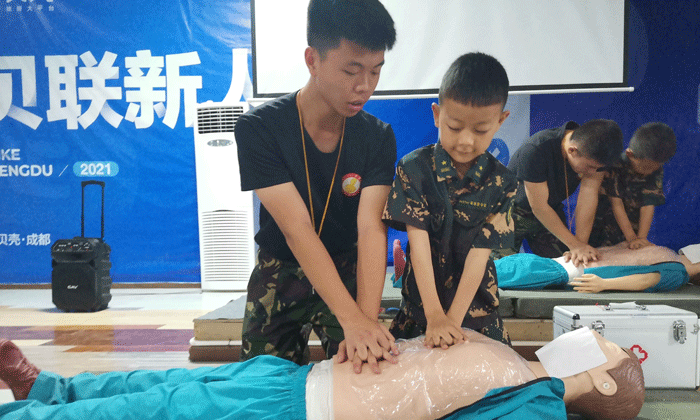 教官悉心輔導(dǎo)學(xué)員