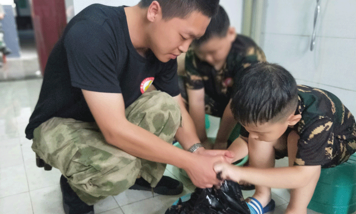 教官細(xì)心教導(dǎo)學(xué)員