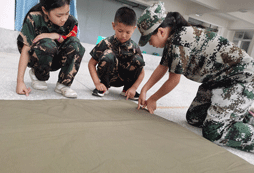 學(xué)習(xí)把被子疊成豆腐塊狀