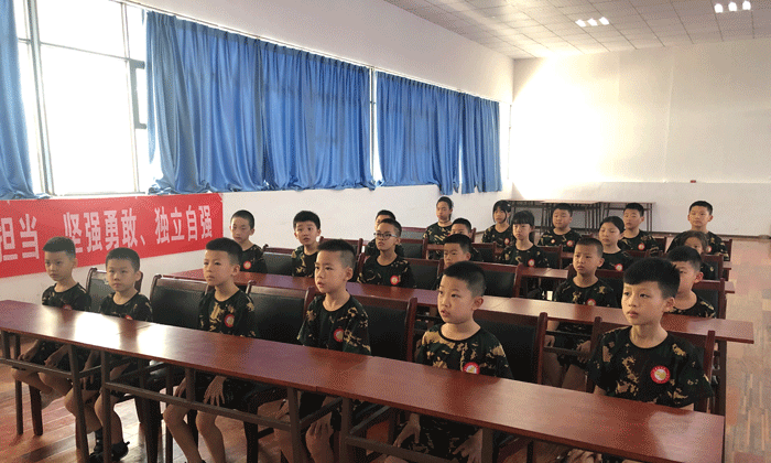 課堂紀(jì)律嚴(yán)明，同學(xué)們認(rèn)真聽講